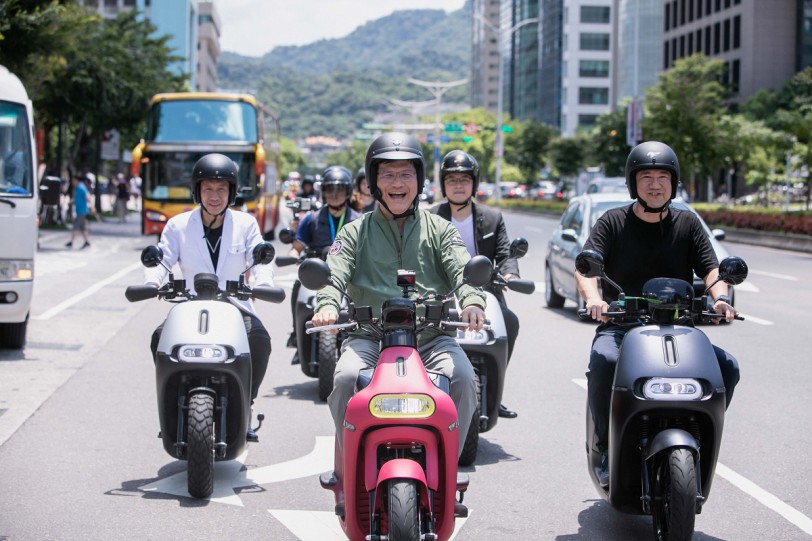 交通部長林佳龍領騎，兩百多台 Gogoro快閃台北101！