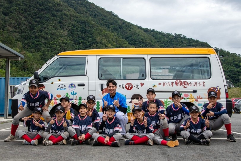 第二屆「HOME RUN少棒中華盃棒球賽」 宜蘭南澳熱烈開打  樂天桃猿馬傑森帥氣開球